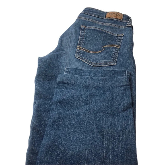 Levi Signature Jeans.  Size 8 waist is 30 inseam 29. Modern straight - Picture 3 of 9